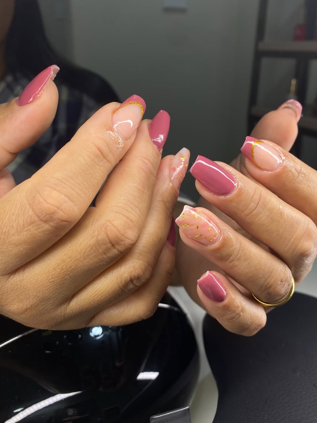Unhas em rosa antigo com detalhes dourados