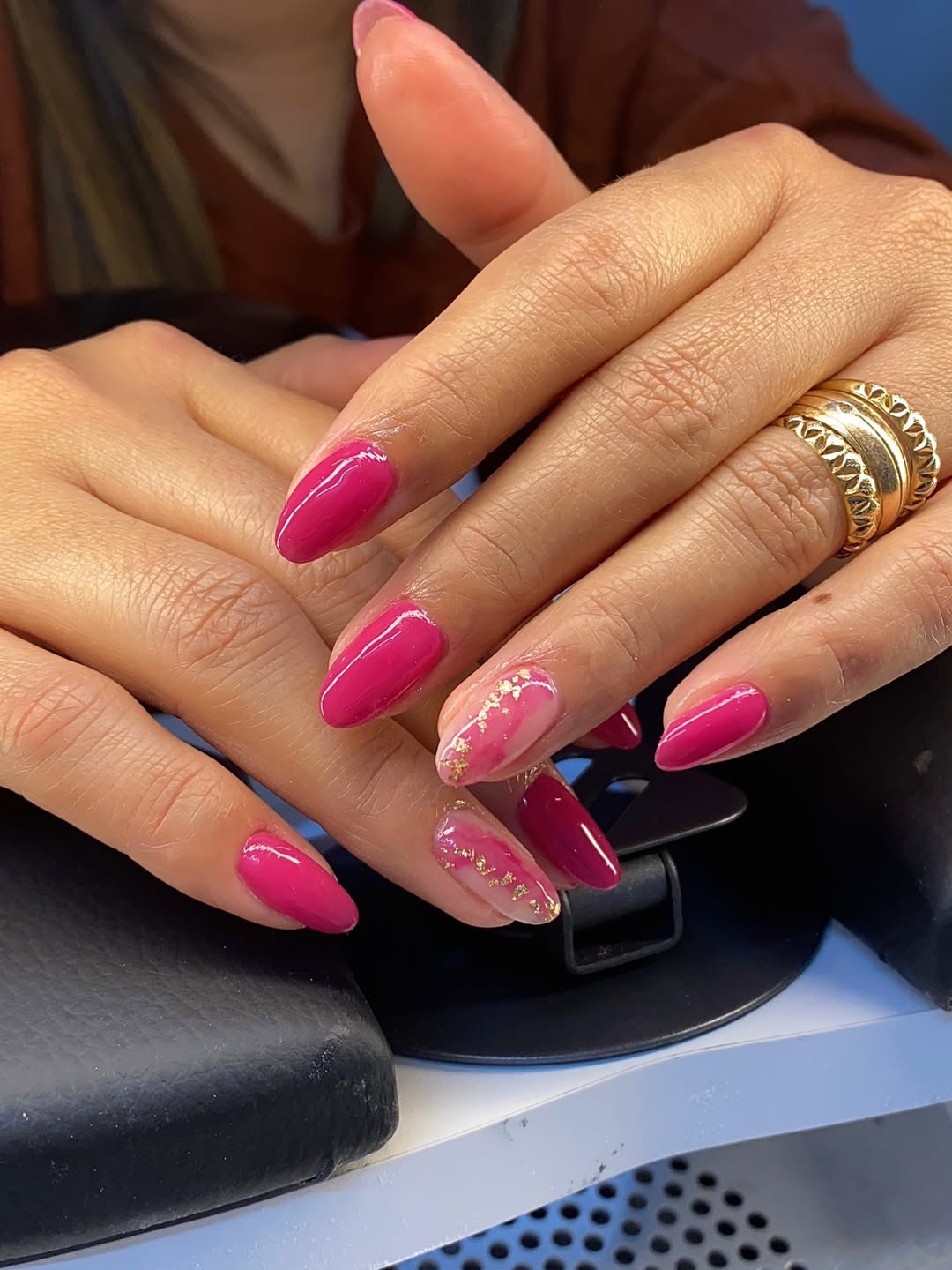 Esmaltação em rosa pink com filha única decorada em dourado