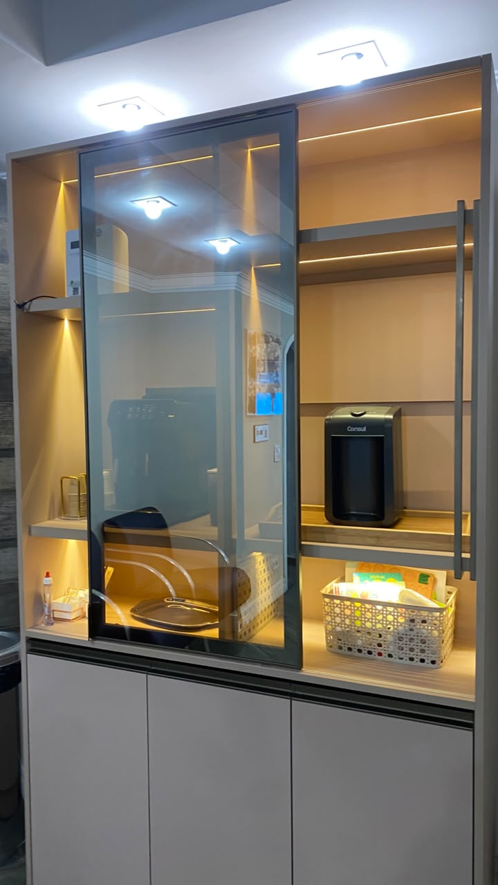 Armários organizados com produtos e copo de água no studio