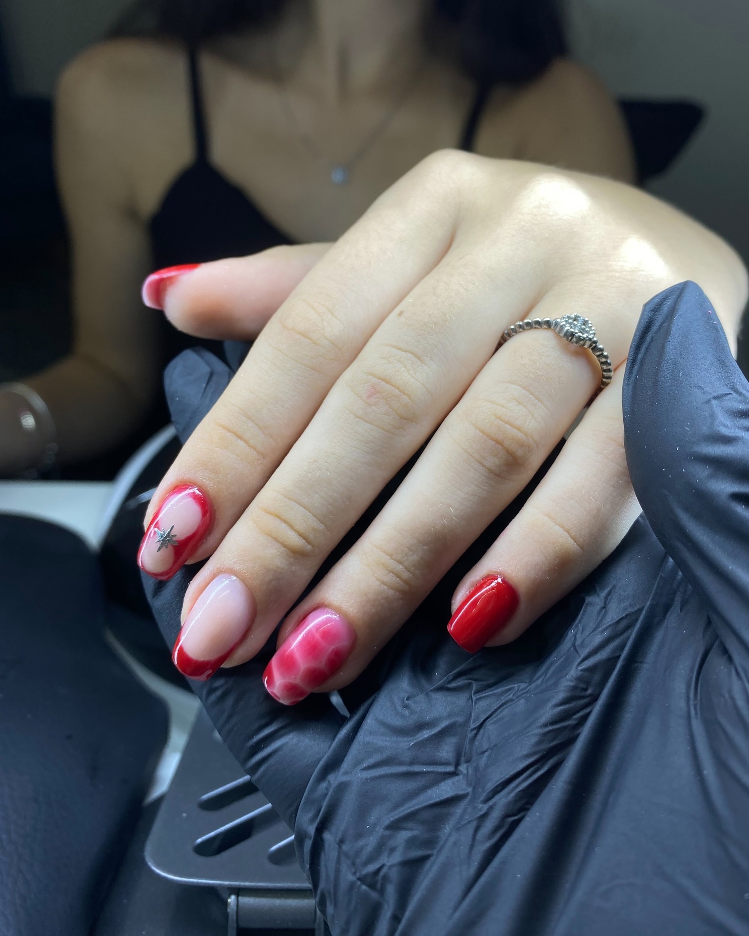 Esmaltação em vermelho com nail art de estrela e marmorizado